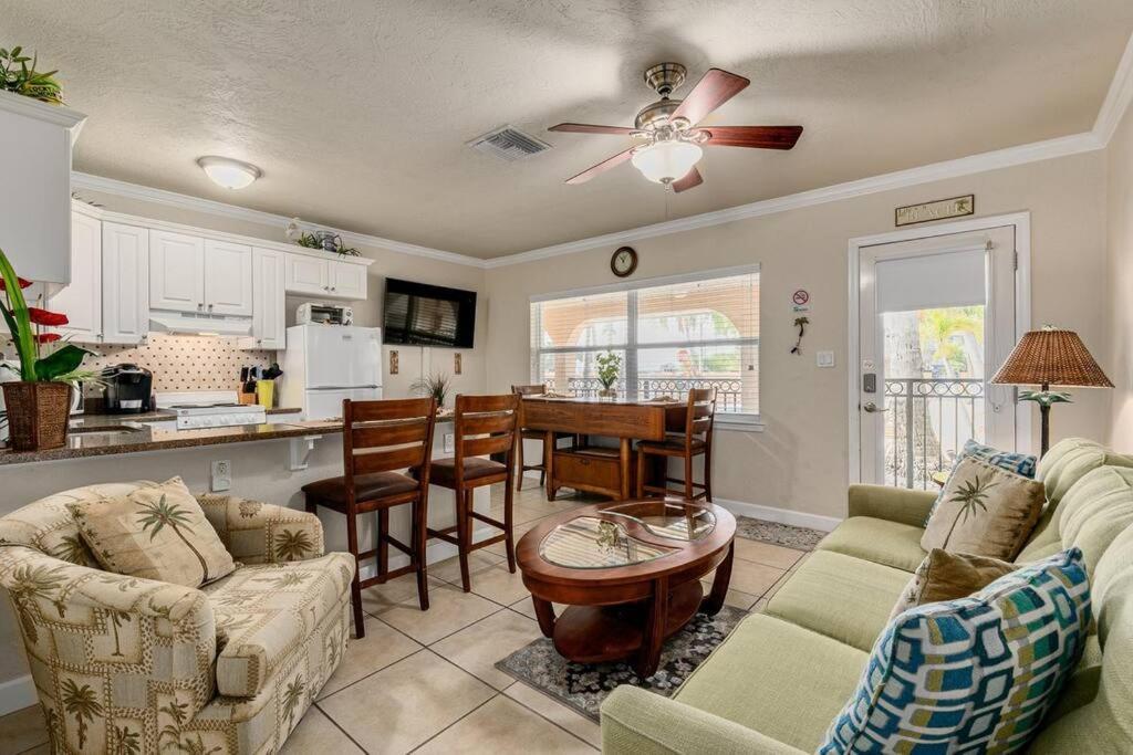 Walk To The Beach And Restaurants! - Coconut Villa'S Suite 2 St. Pete Beach Kültér fotó