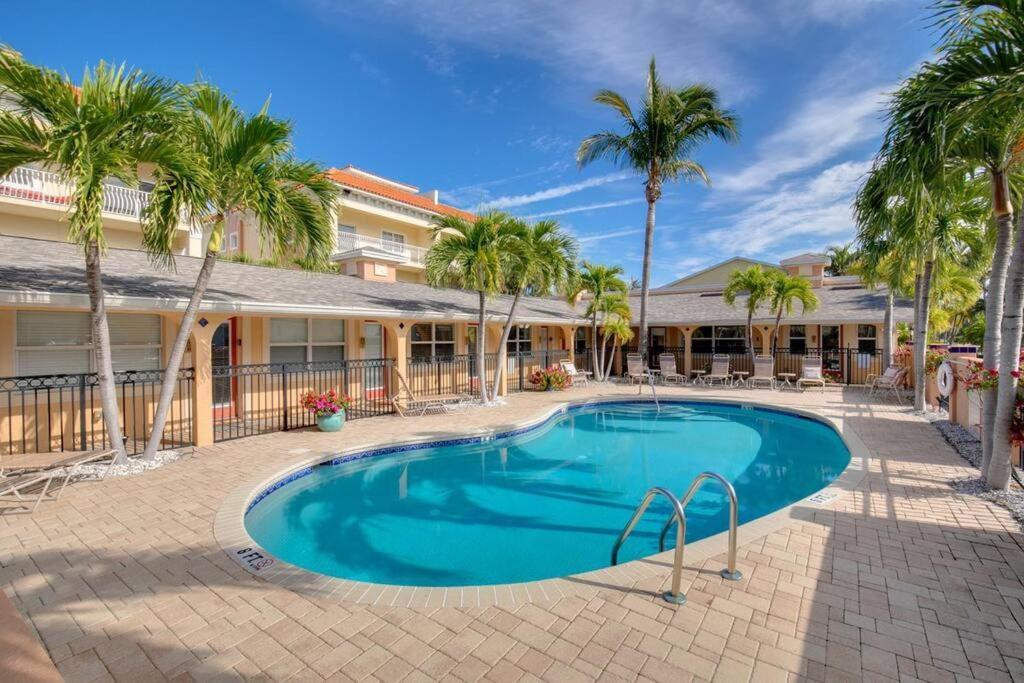 Walk To The Beach And Restaurants! - Coconut Villa'S Suite 2 St. Pete Beach Kültér fotó