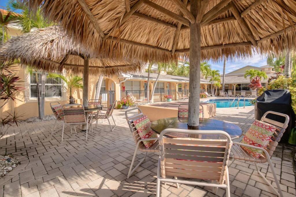 Walk To The Beach And Restaurants! - Coconut Villa'S Suite 2 St. Pete Beach Kültér fotó
